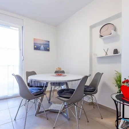 Lana Apartman *